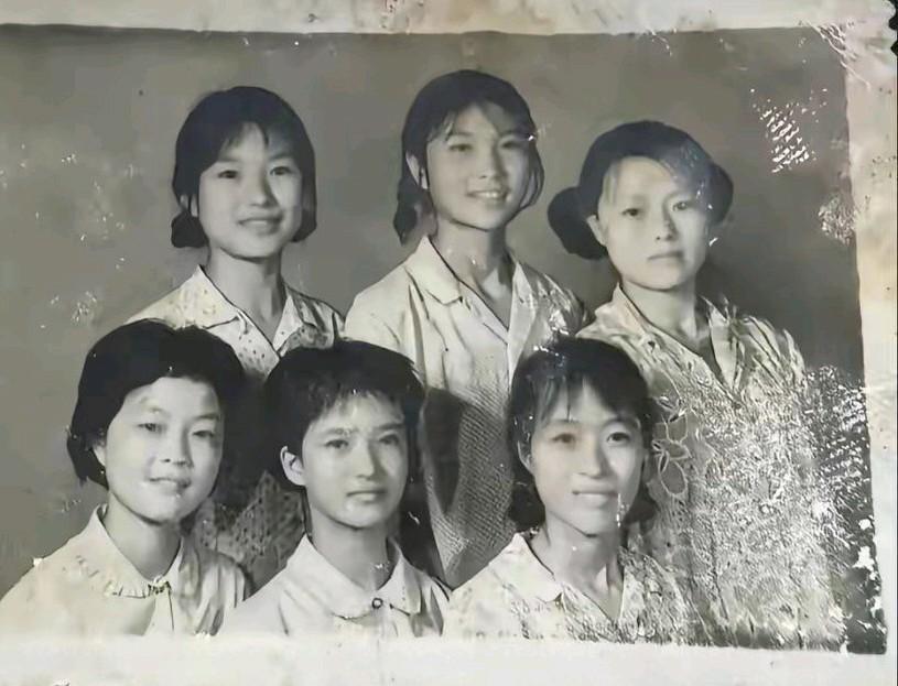 学生时代的何晴透着股青涩劲儿，宛如一朵尚未全然绽放的鲜花。谁能料到，她愈发出落得