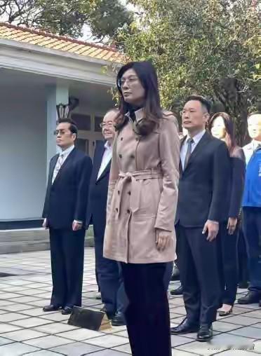 郑丽文近期两次重磅发声，撕开岛内政治两大真相1月13日，蒋经国陵寝前，郑丽