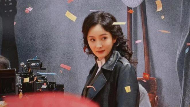 杨幂现身香港去看望女儿,打扮得却像16岁少女,大长腿成功抢镜