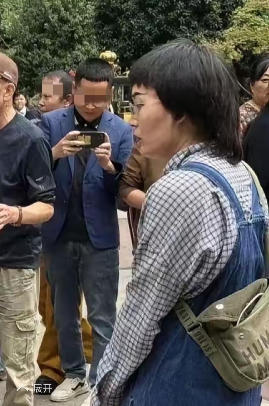 近距离看四川眉山牛头梗狗主人，真的感觉有点怪异，她明明是个女人，却一身类男性服