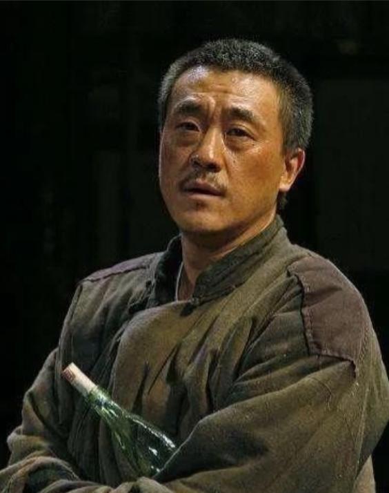 何冰跟儿子在家看电视，没想到儿子看到了何冰演得电视剧后，吃惊的问何冰说：“爸，原