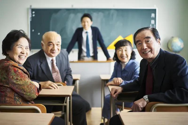 大学生不好找工作，为何老教师不能提前退休，给年轻人腾位置呢？如果男教师55岁退