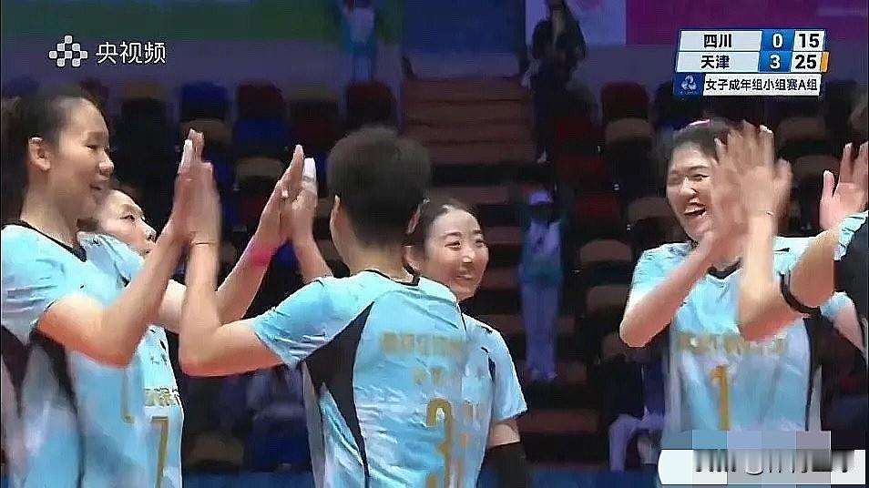 李盈莹找到状态了：赢球后终于笑了！小组赛对四川女排，李盈莹带领天津女排干脆利