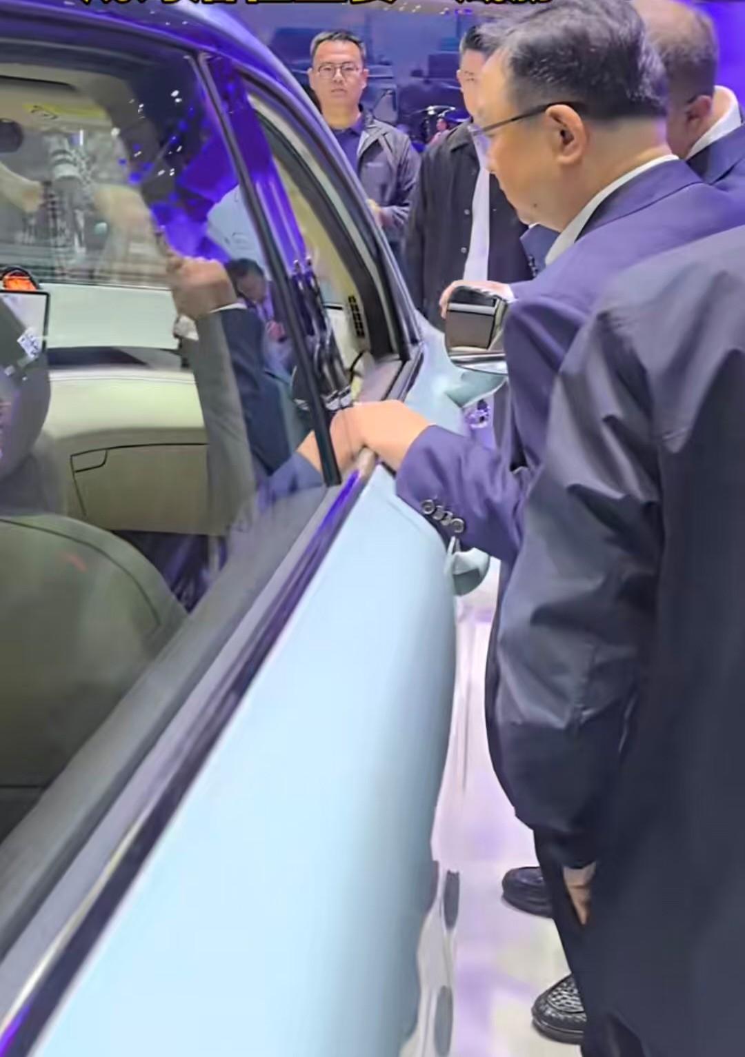 王传福带队去参观问界展厅我不奇怪，毕竟问界已经把高端做成国产新能源车的标杆了，但