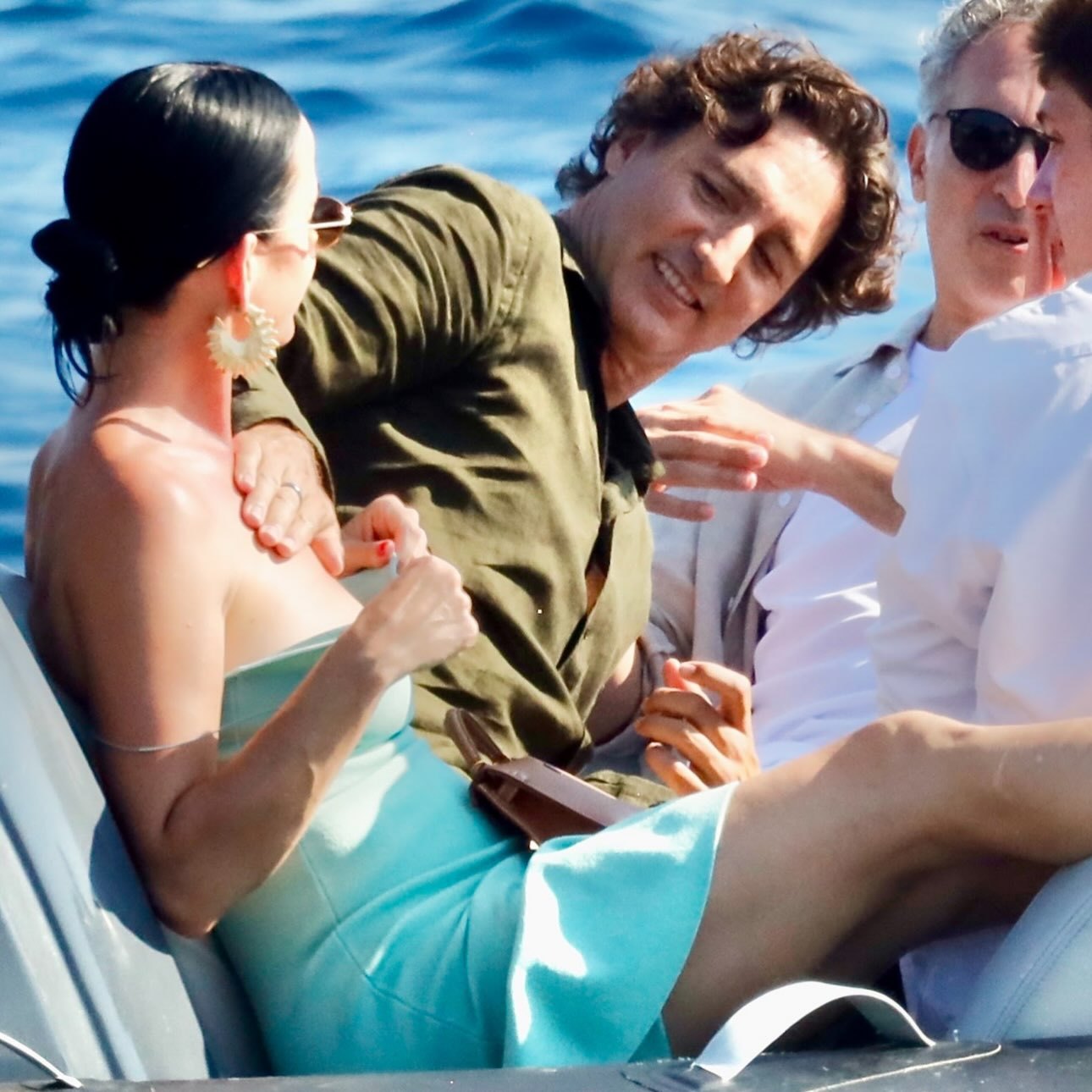 水果姐KatyPerry与男友贾斯汀·特鲁多法国度假，特鲁多为水果姐涂防晒霜?