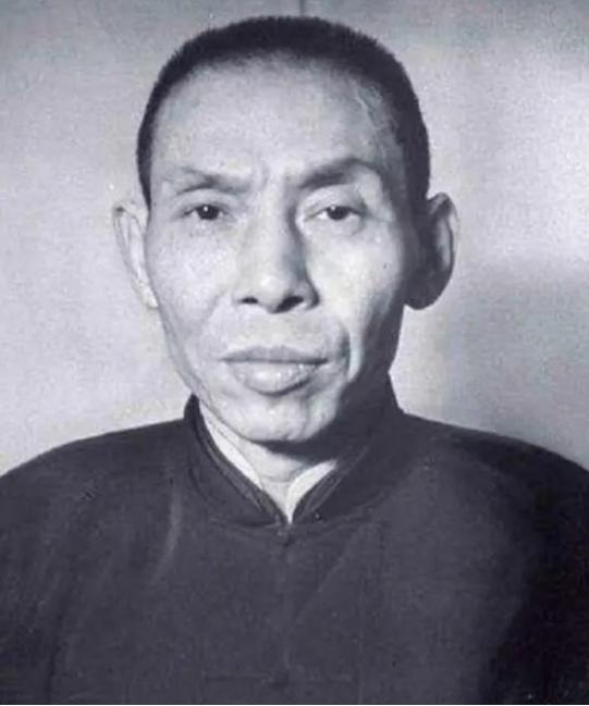 有一天，杜月笙去黄浦江边垂钓，过来了一帮地痞流氓，找杜月笙索要垂钓费，杜