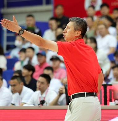 中国男篮世界杯预选赛十二人大名单公布，具体如下：高诗岩、曾凡博、胡明轩、廖三宁、