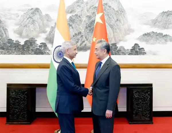 北京钓鱼台国宾馆的灯光映在印度外长苏杰生的脸上，他这次没再玩“微笑外交”那套虚招