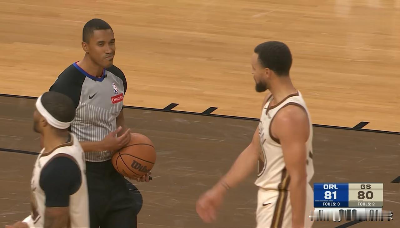 在今天勇士主场迎战魔术的比赛中，发生了特别有趣的一幕。当时比赛进行到了第三节的三