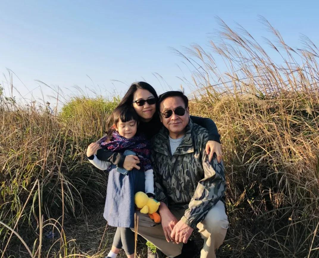 68岁尔冬升和妻女一起出游庆祝父亲节！他的女儿今年9岁，全家同框像三代人，看起来