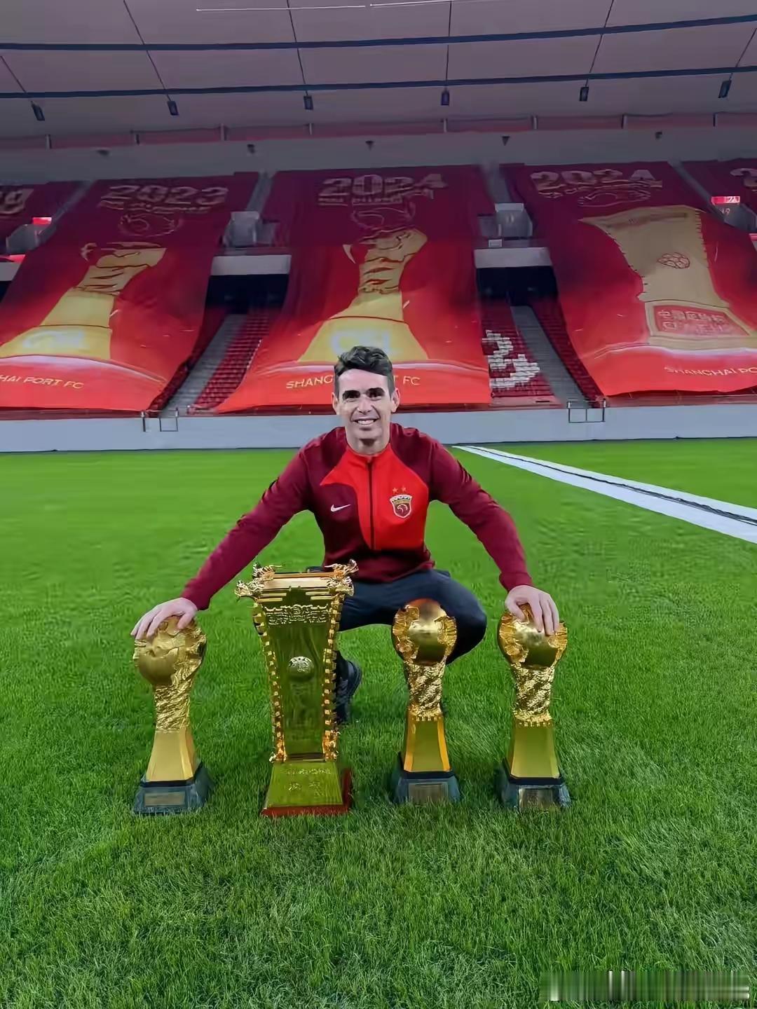 这位在中国上港的几个傻子的帮助下，经过八年左右的时间，就靠踢球成为了一个拥有十几