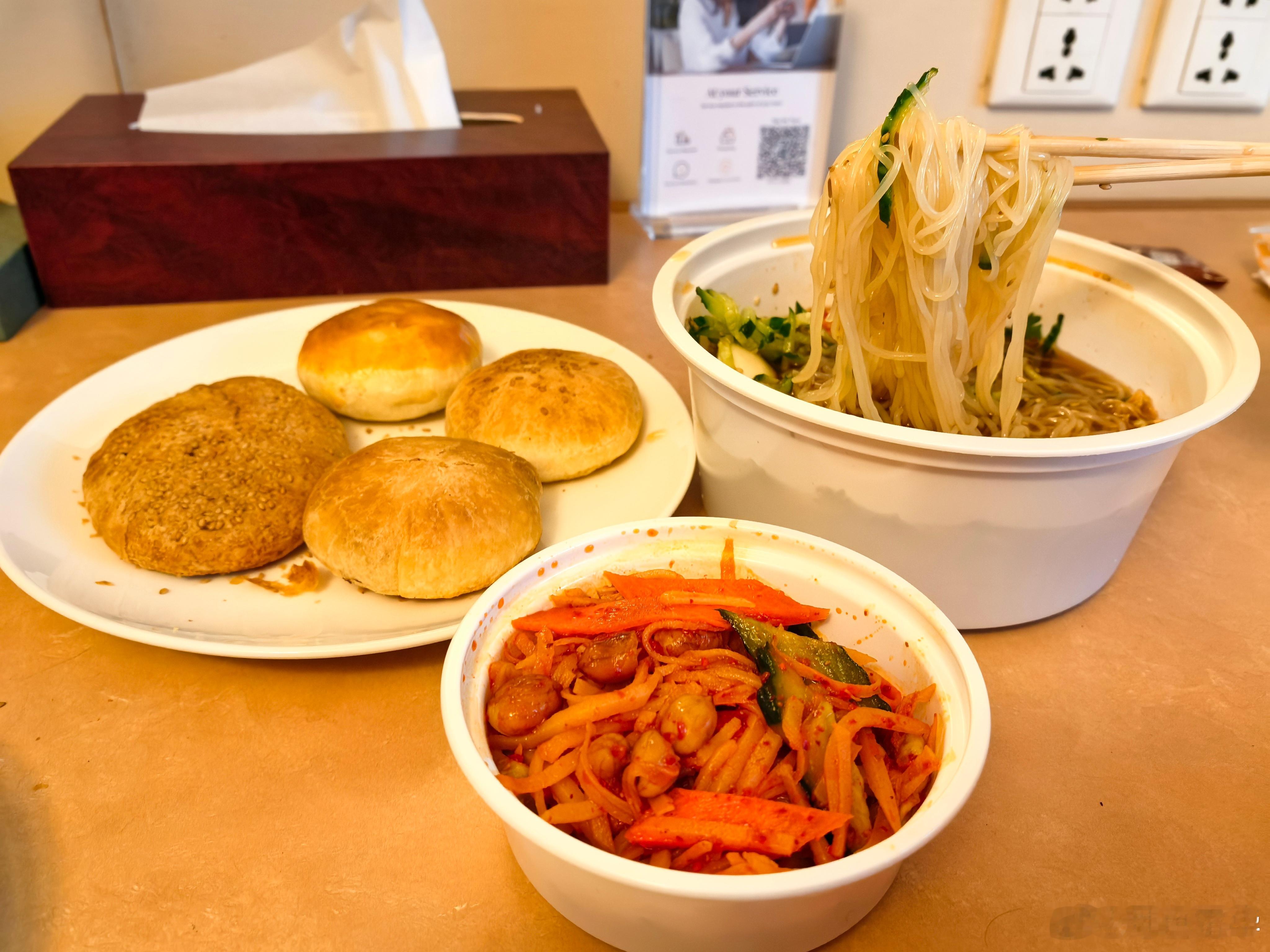 早餐点了冷面和火勺，吃完去机场，超冷。带来的黄鲸鱼冲锋衣有了用武之地。​​​