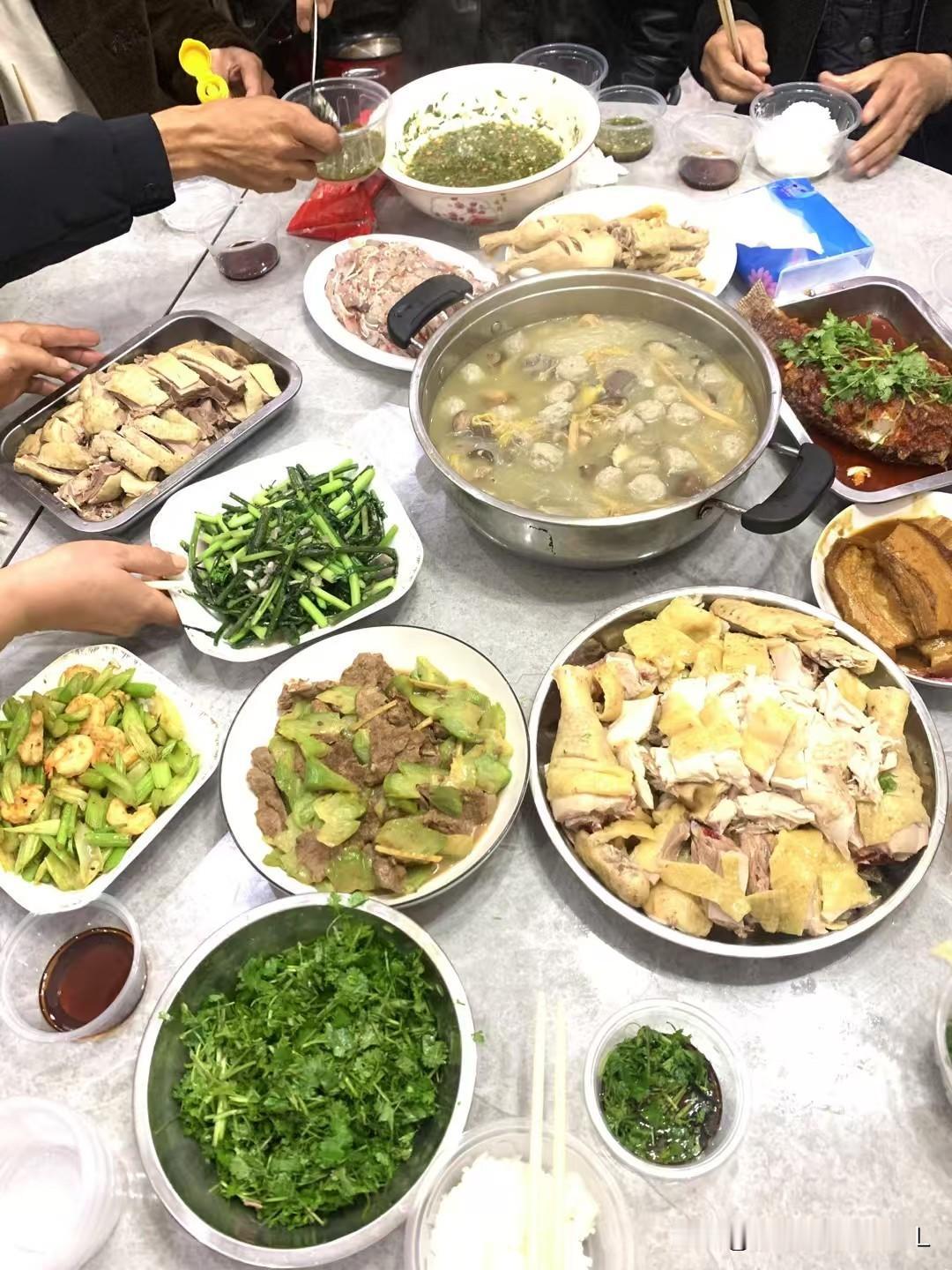 比恐怖片还吓人的，是明天初三的饭桌上，依然摆着大年三十的那盘扣肉。这就很