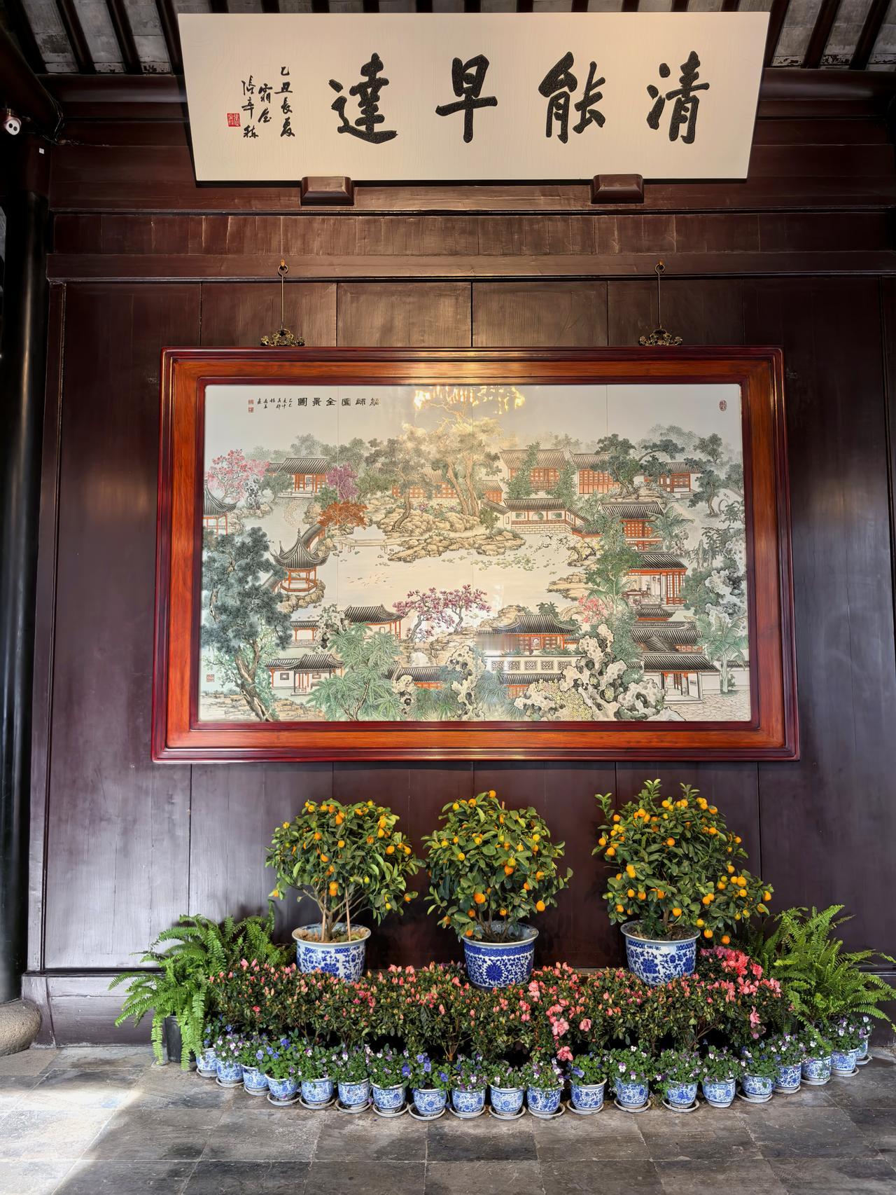 冬日寻芳网师园。近日，苏州进入小阳春，得闲前往网师园探梅。未入园门，先得腊梅暗香