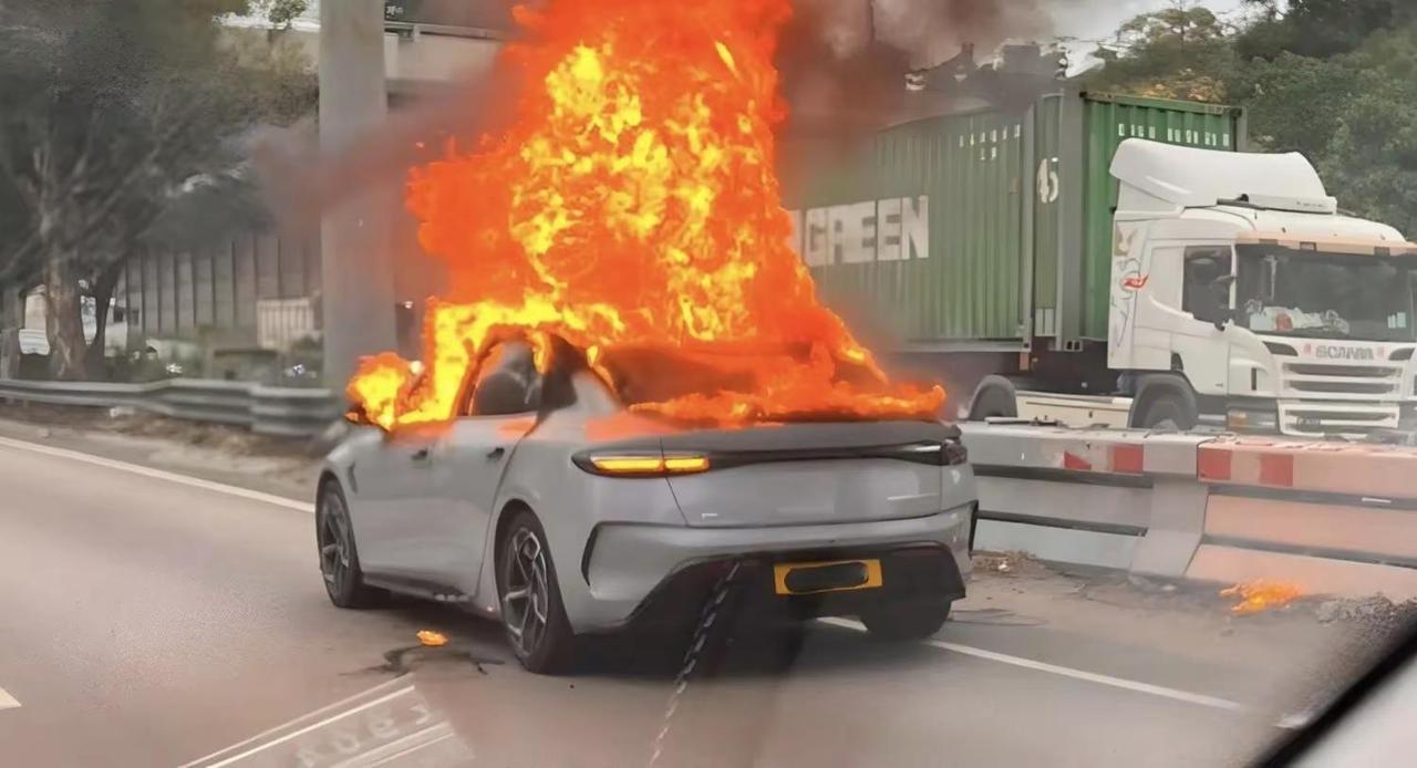 香港一比亚迪海豹起火。据CarNewsChina报道:一辆银色比亚迪海豹纯电动轿