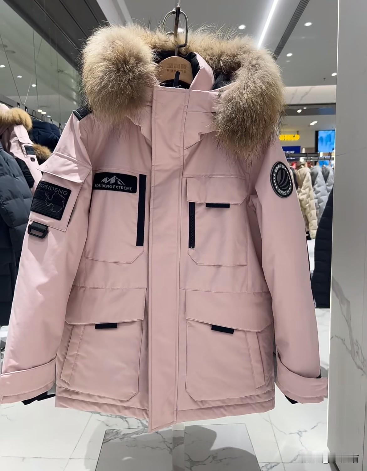 羽绒服涨疯了，但咱们的脑子没进水。波司登基础款去年1300，今年直接喊