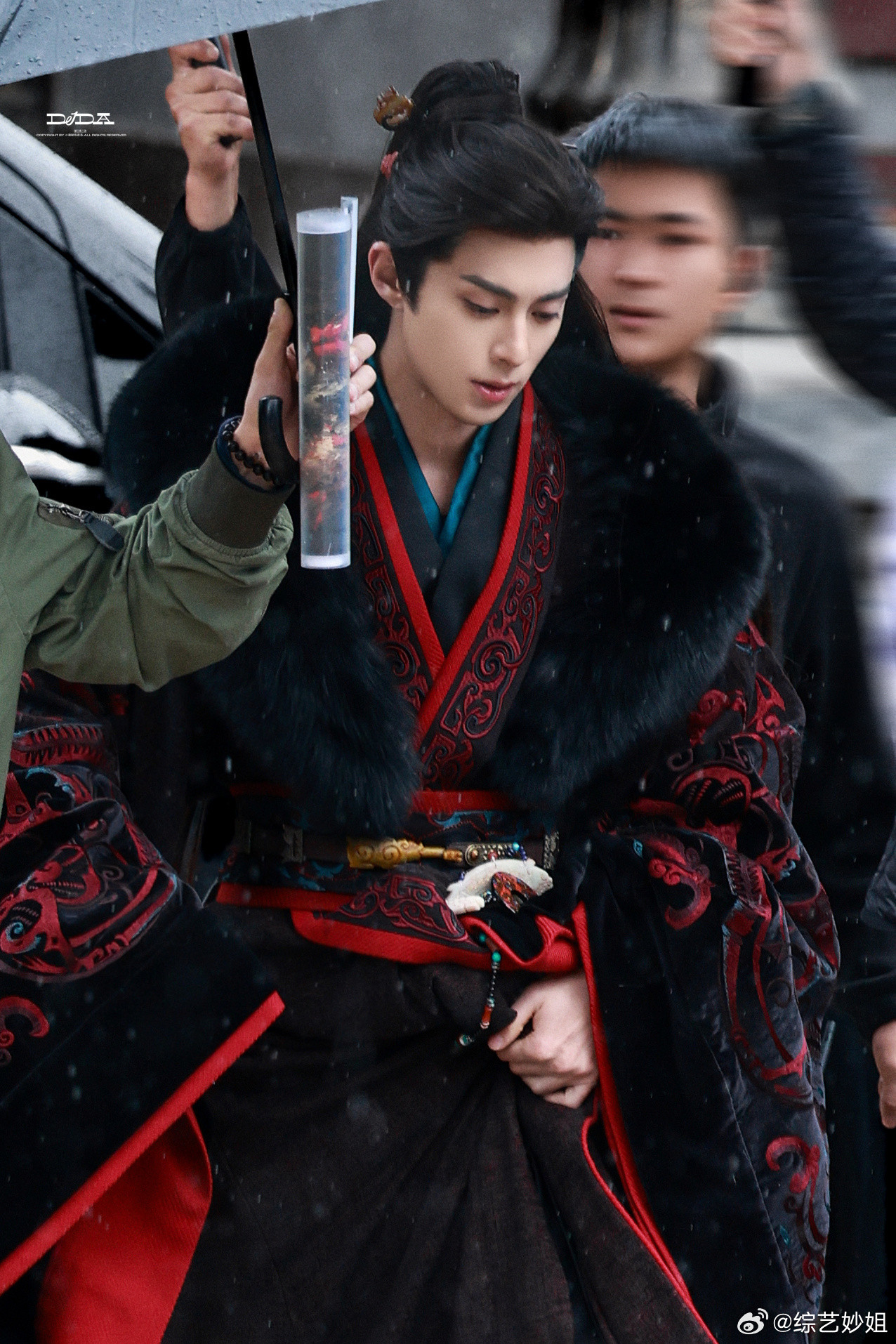 王鹤棣《将门独后》开拍第一天就请剧组工作人员喝奶茶🥤啦“戏里谢景行风华绝代，戏