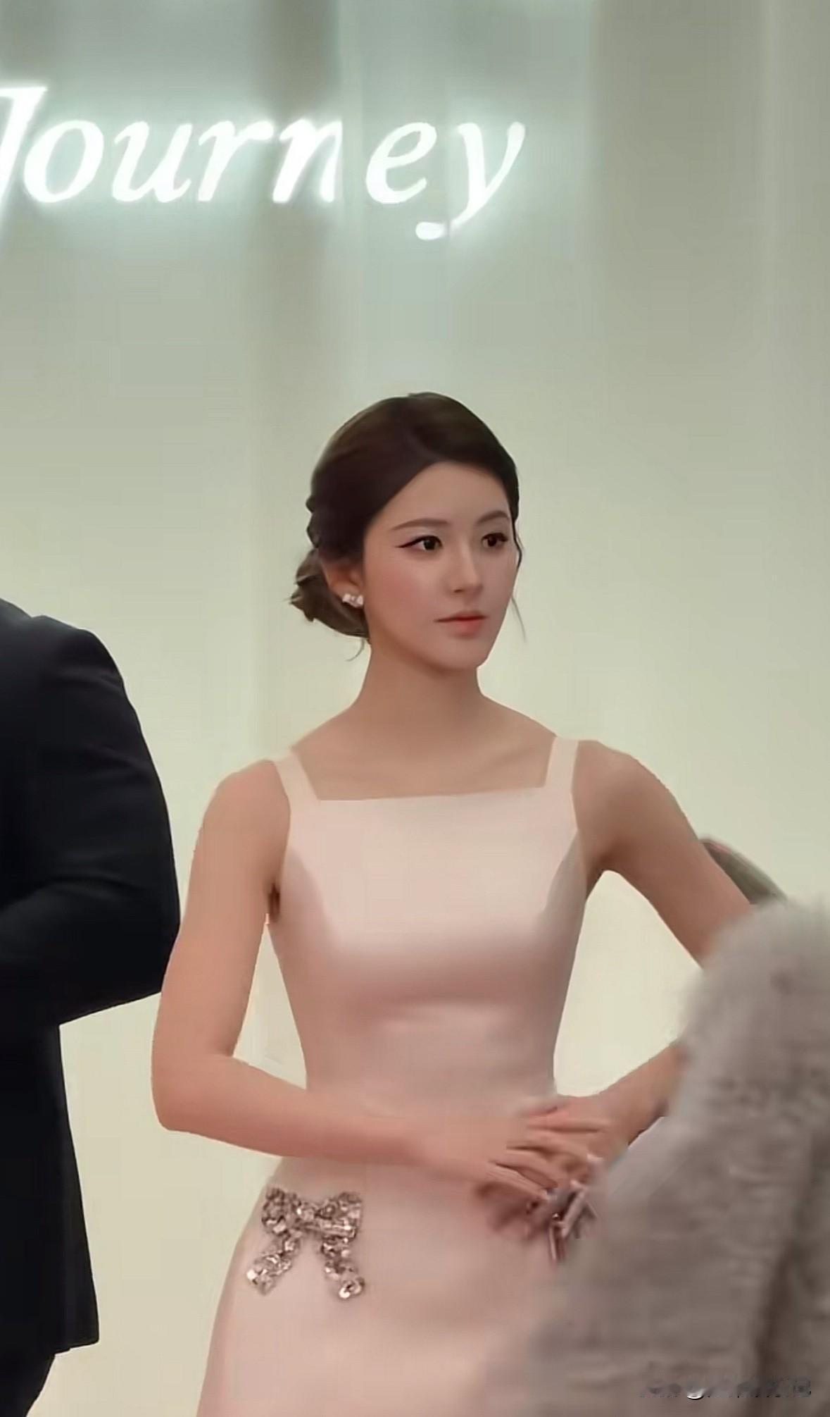 原相机下的赵露思，精致的像一个芭比娃娃！