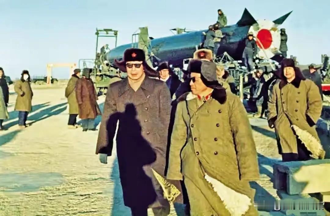 1966年10月，聂荣臻元帅与钱学森（后右一）在核基地副司令员李福泽将军（前右）