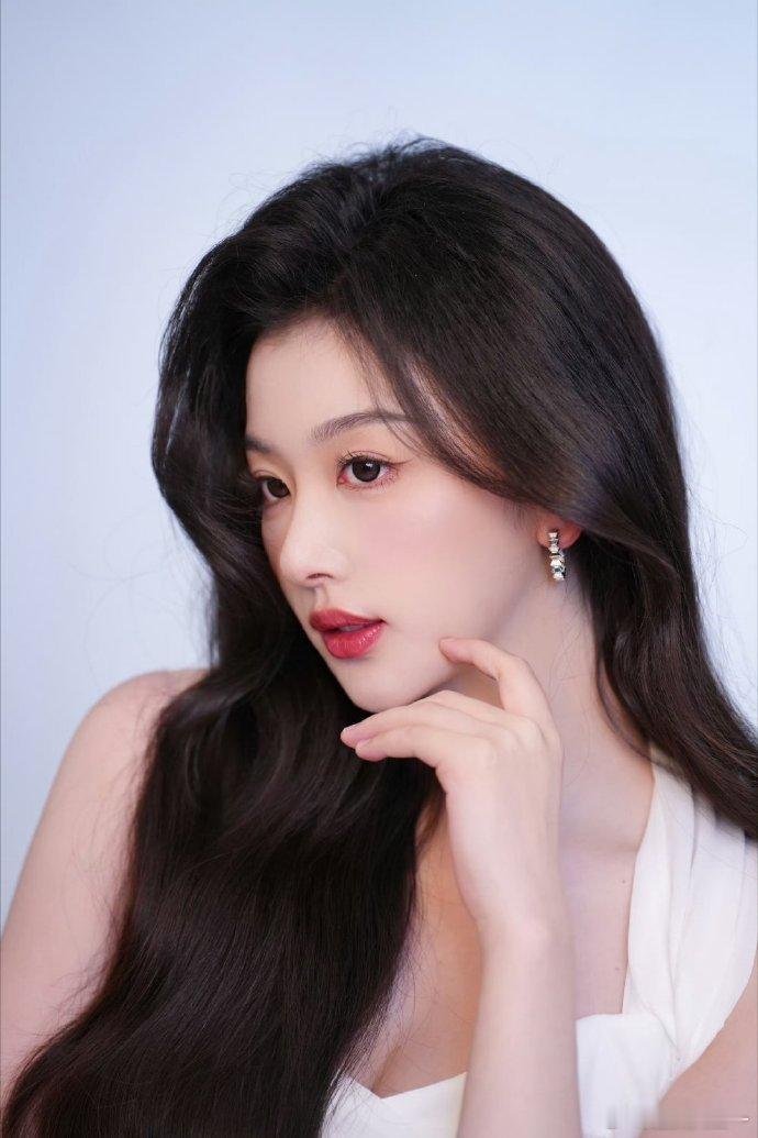 唐毅化的孔雪儿孔雪儿原生姐感妆太喜欢这种清淡挂的妆容了，保留孔雪儿本身的灵动特质