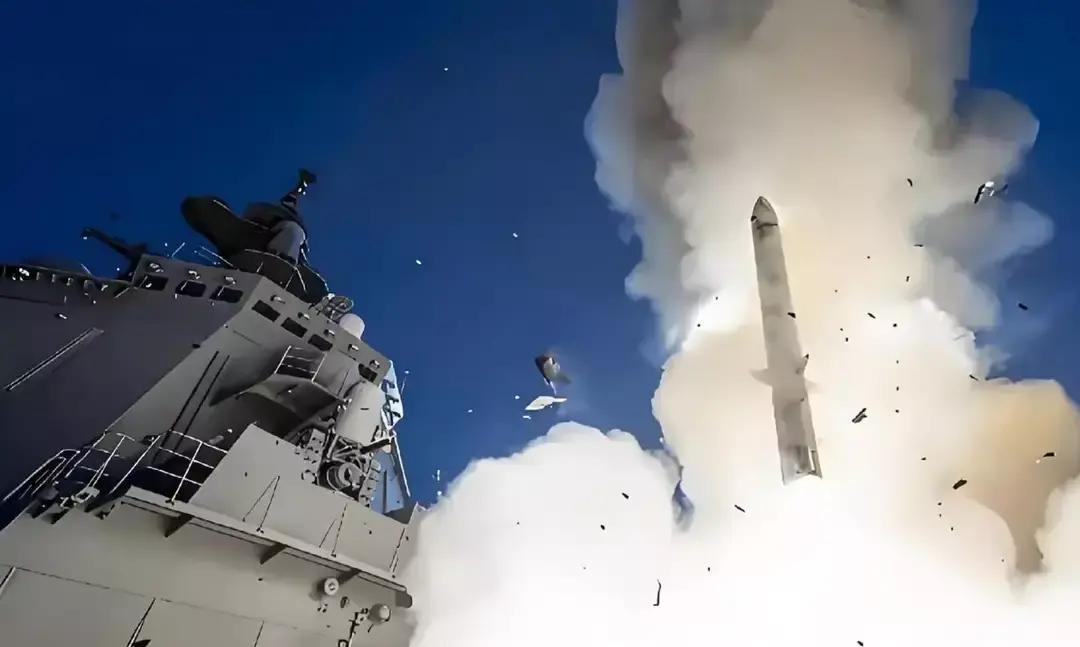 中日”剑拔弩张。昨晚手机震个不停，朋友圈全在转，说要动真格了。有人把航迹图、