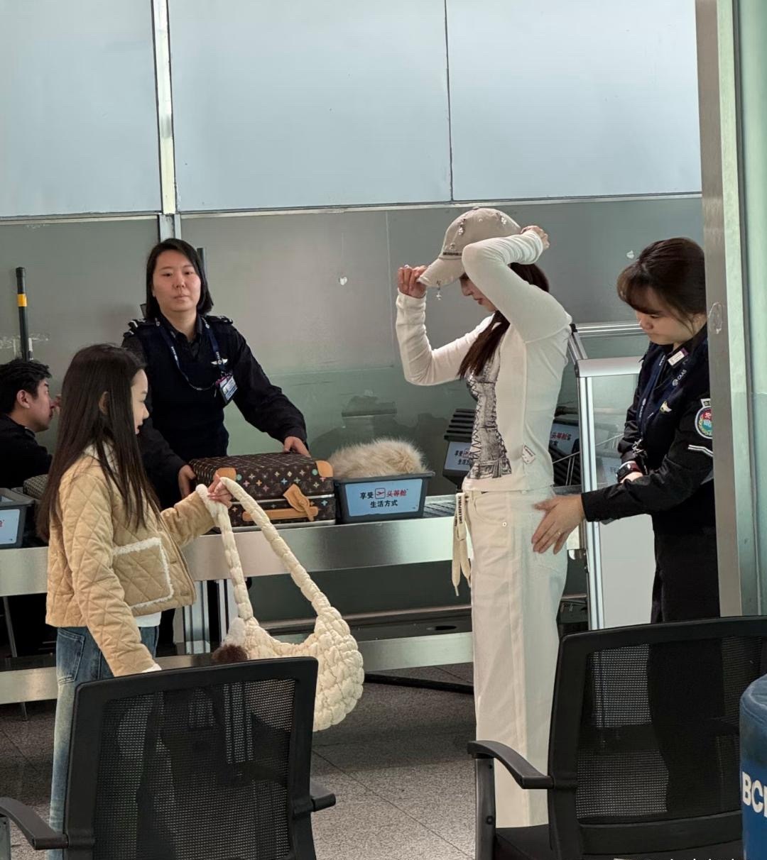 董璇和10岁女儿小酒窝现身北京机场，她的身材真好，看起来好年轻。女儿长得很像她，