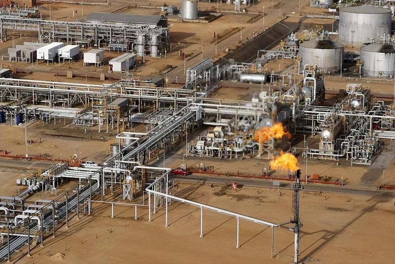 委内瑞拉被骗！没等来好日子却等来600%通胀，大量石油、黄金都被运到美国，所有的