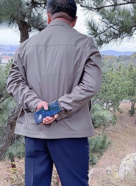 退休了远离了职场远离了喧嚣生活单纯了休闲了一切都成了过眼烟云珍惜当下