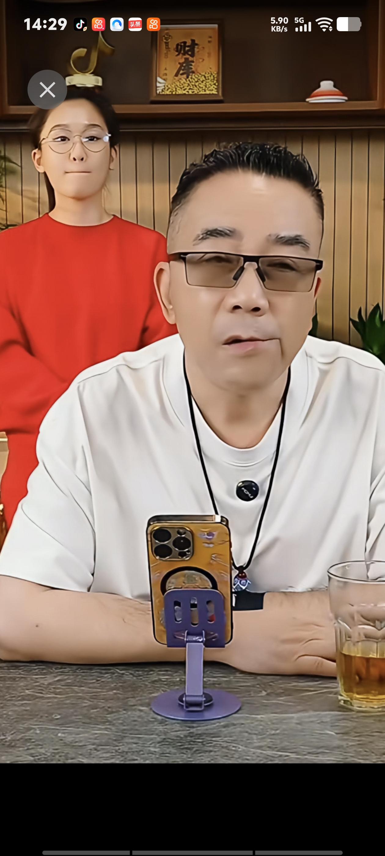 闻听刘欢老师去世，昨天杨老五的直播间没有砸缸，心情很沉重，惋惜评价道：“他比我还