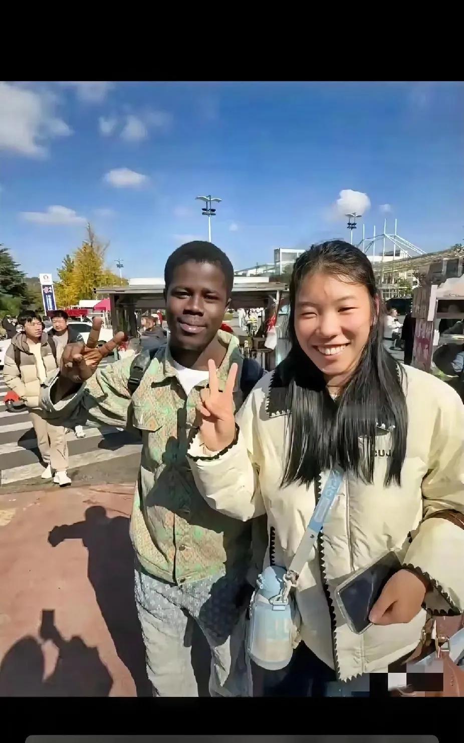 姑娘追捧黑人留学生踩国男？滤镜该碎了！各位老铁，今儿刷到件窝火事儿！有姑娘