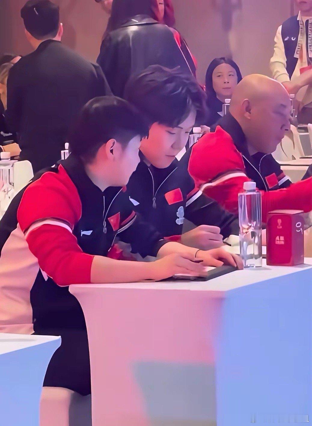 天都要塌了！不但孙颖莎的兵怀疑自己眼睛花了，王楚钦的兵也集体震惊了今天抽签仪式上