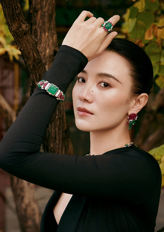 宋佳睡衣与皮衣无缝衔接宋佳这波睡衣与皮衣的无缝衔接，简直是时尚教科书！前一秒还是