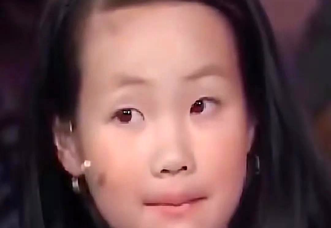 朱媛媛妈妈思念女儿，她长得太像妈妈啦。每次看到小姑娘低头写作业的侧脸，睫