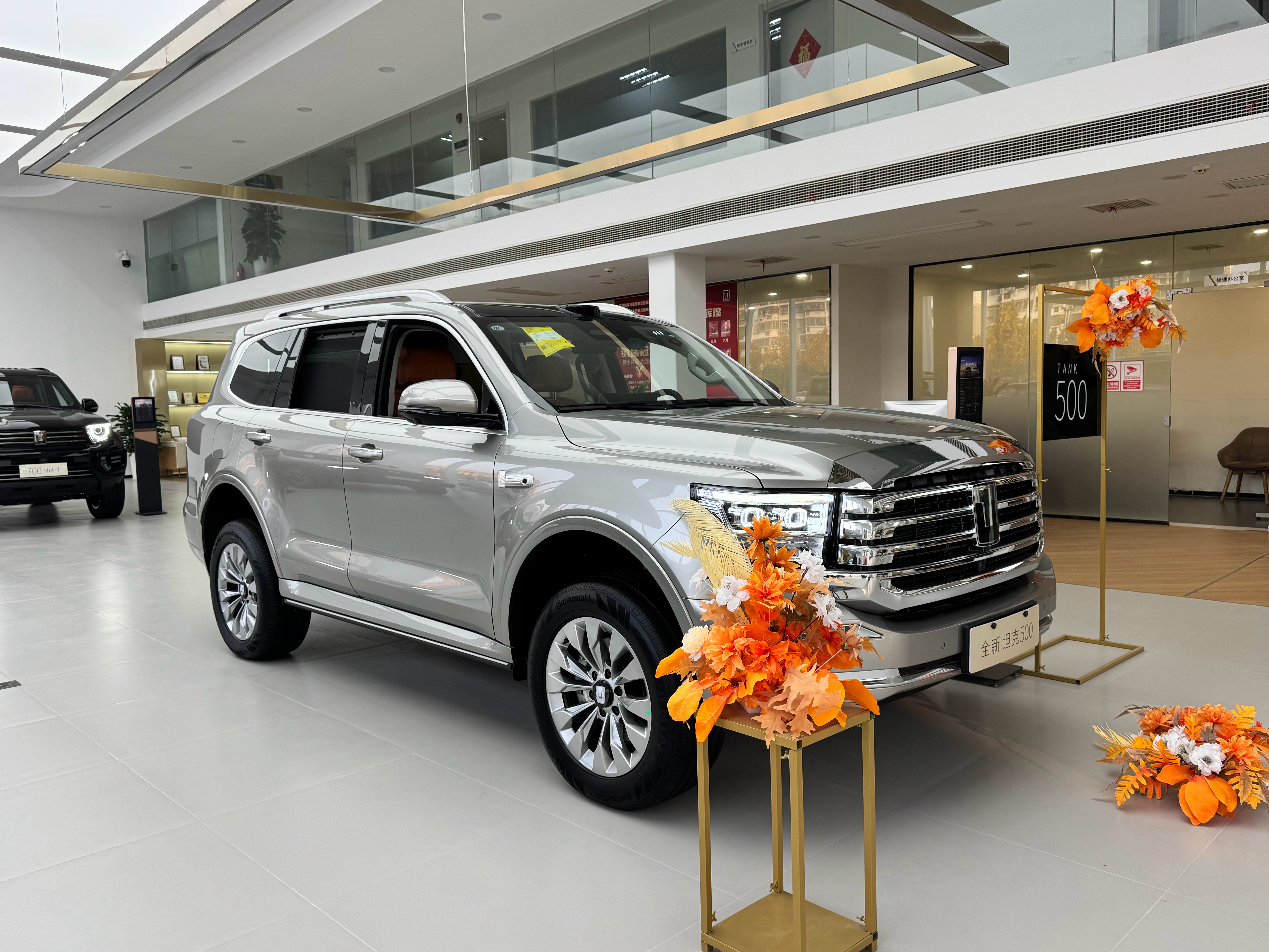 全新坦克500，外观设计变动较小，主要是前格栅变动了。主要是内饰有了一些改动，把