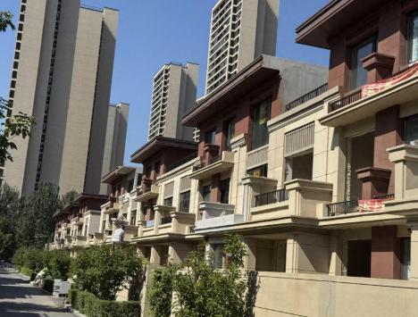 当初看样板间，被那个小院子迷住了。销售说这是“城市精英的庭院生活”，我脑子一热，