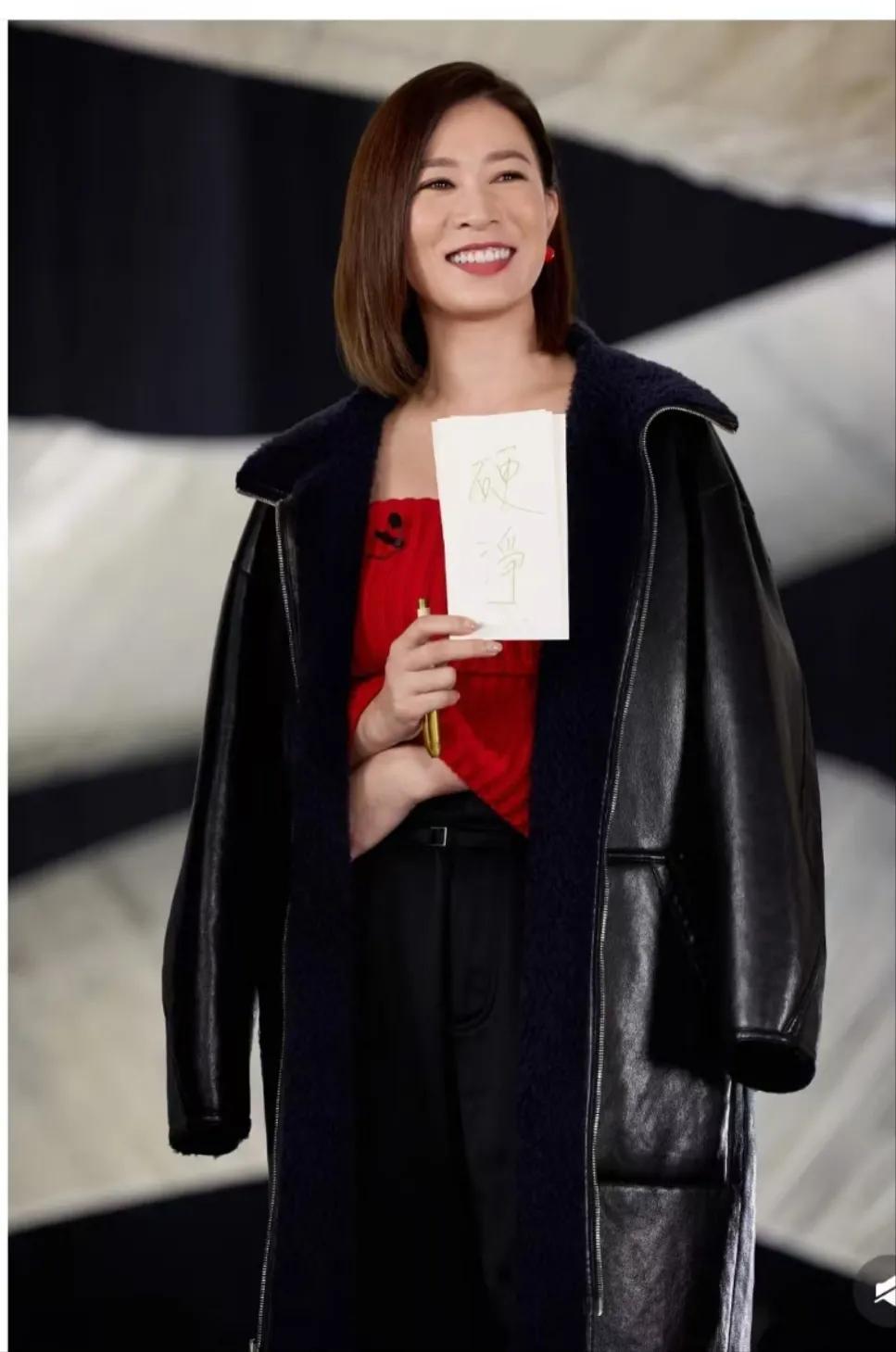 余诗曼:忙着成功，没空恋爱我有个在香港的朋友去看了佘诗曼，他说，佘诗曼本人和