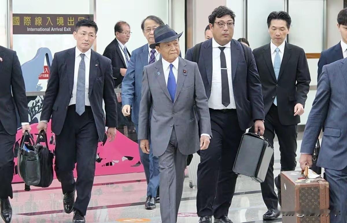 在日本自民党内阁内有一位主要人物扮演着“永远的配角职务，做着幕后主宰政务”的角色