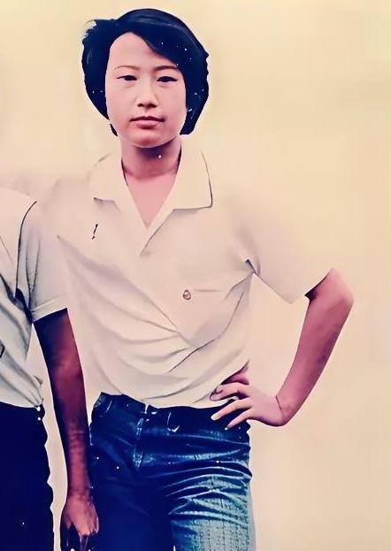 13岁就一米六五。婴儿肥的脸顶着港产发胶固定的三七分。1990年的梳妆镜不会知