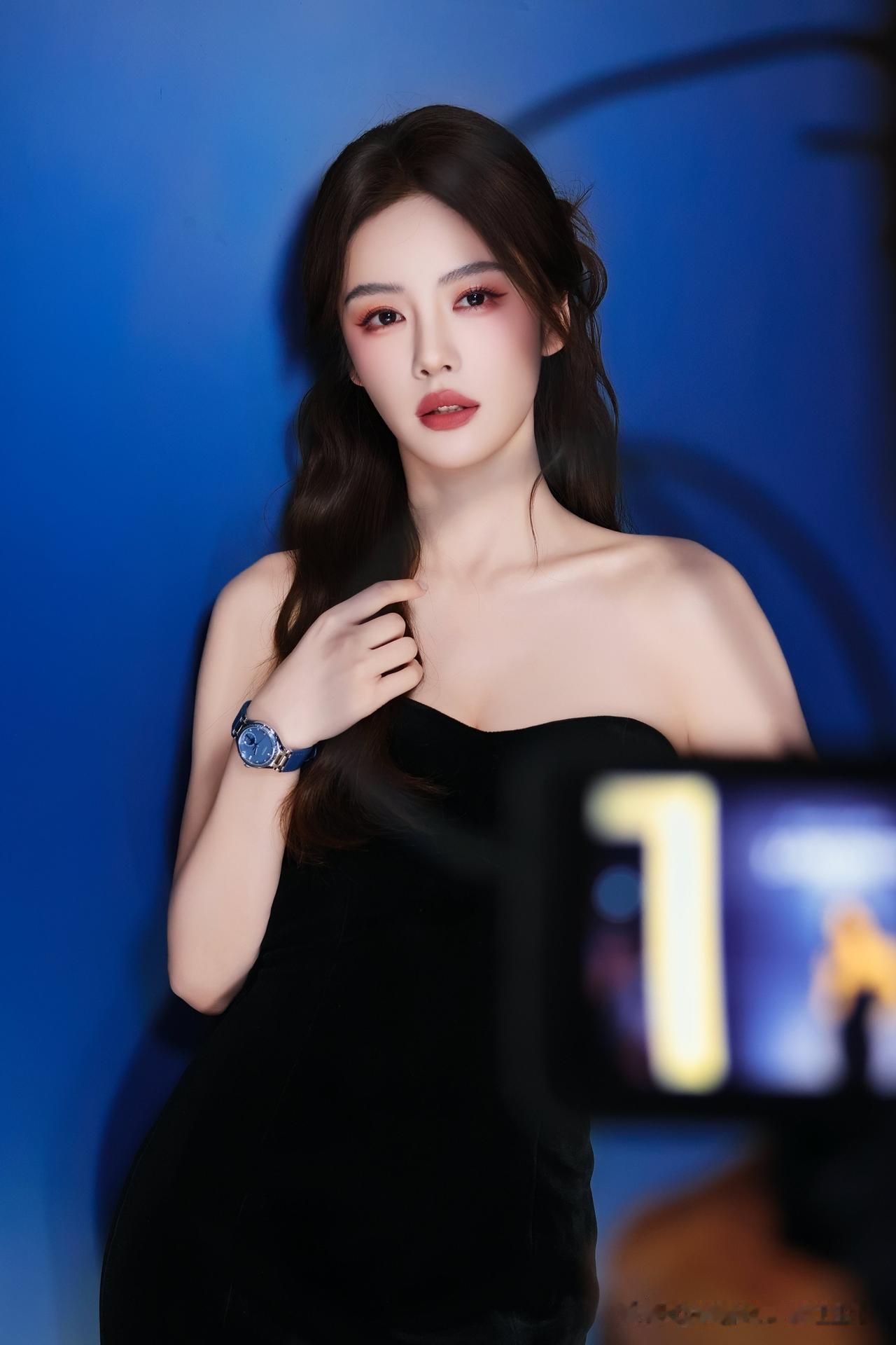 蔡文静·一身黑色丝绒抹胸长裙，勾勒曼妙曲线。大波浪卷发慵懒垂落，肩颈线条优雅舒展