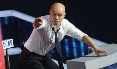 那年，鲁豫问乐嘉：“你跟金星还有联系吗？”乐嘉听后脸色瞬间变了，起身怒吼：“鲁豫