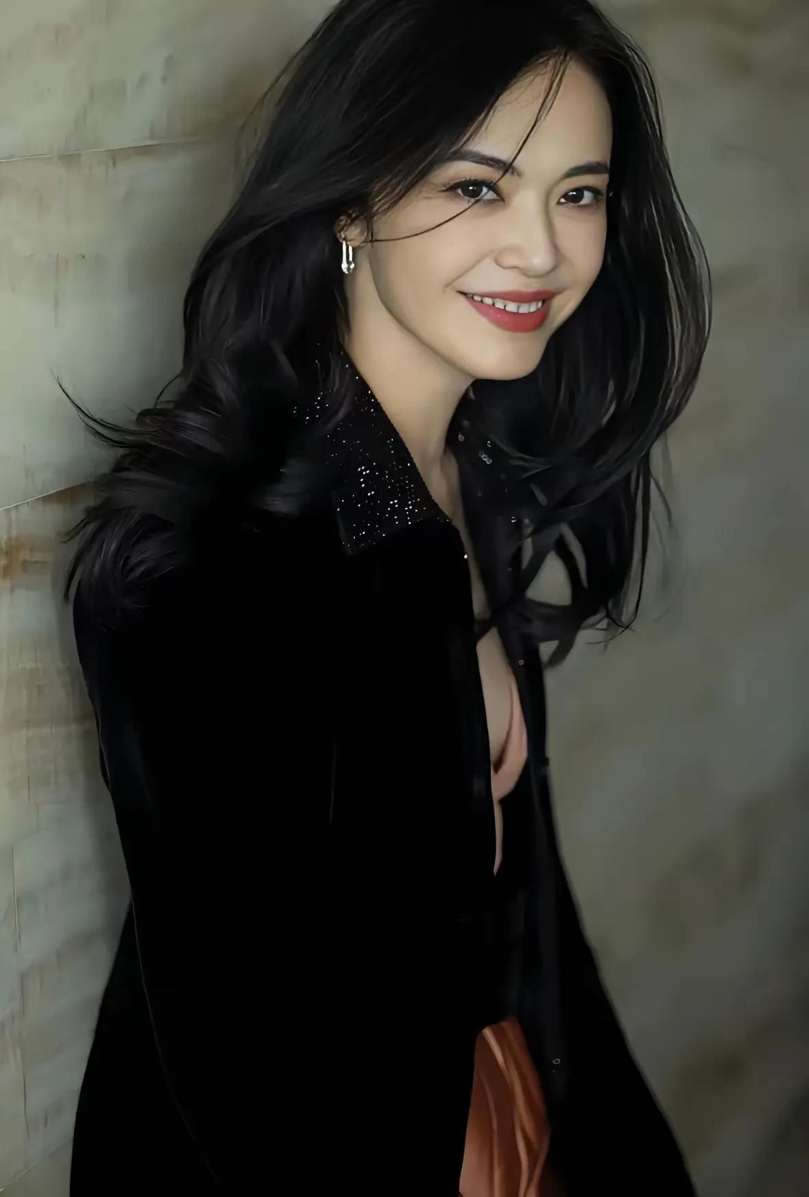 姚晨官宣离婚，最让人心疼的不是她和曹郁，而是默默为她扛了一辈子的父亲姚辉岩。