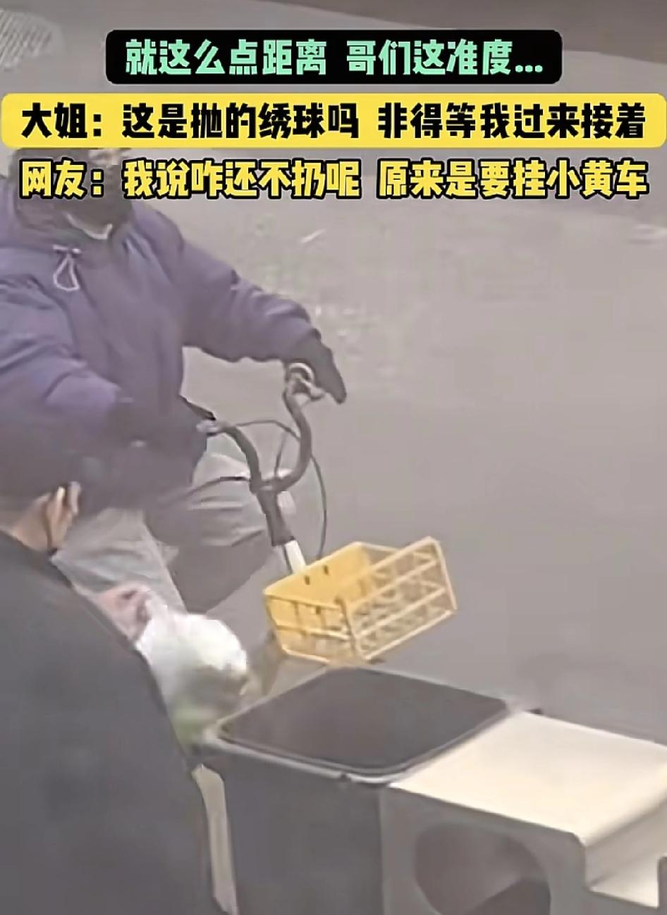 宁夏一男子提着一袋垃圾准备扔向路边的垃圾桶，却迟迟不下手。从远处走到近处。非得要