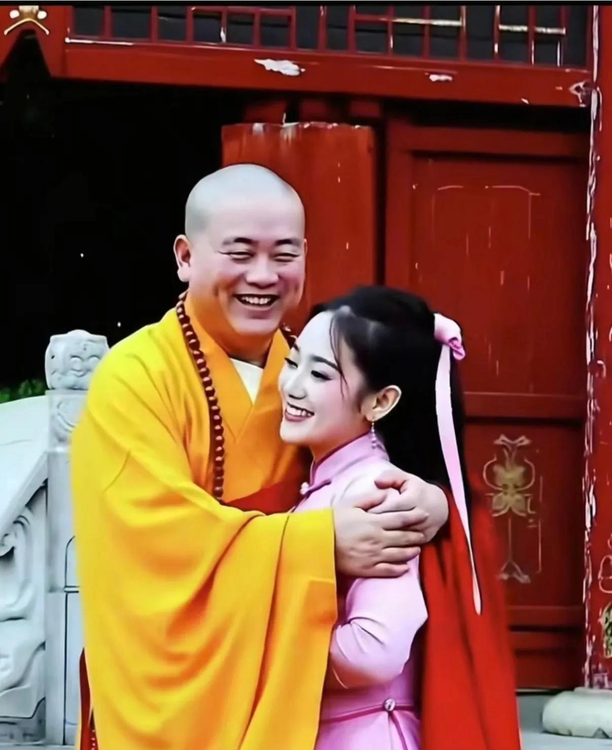 瞧瞧我们的释永信大和尚，碰见美女竟能如此相拥相抱，而且喜笑颜开，确实有损佛门，再