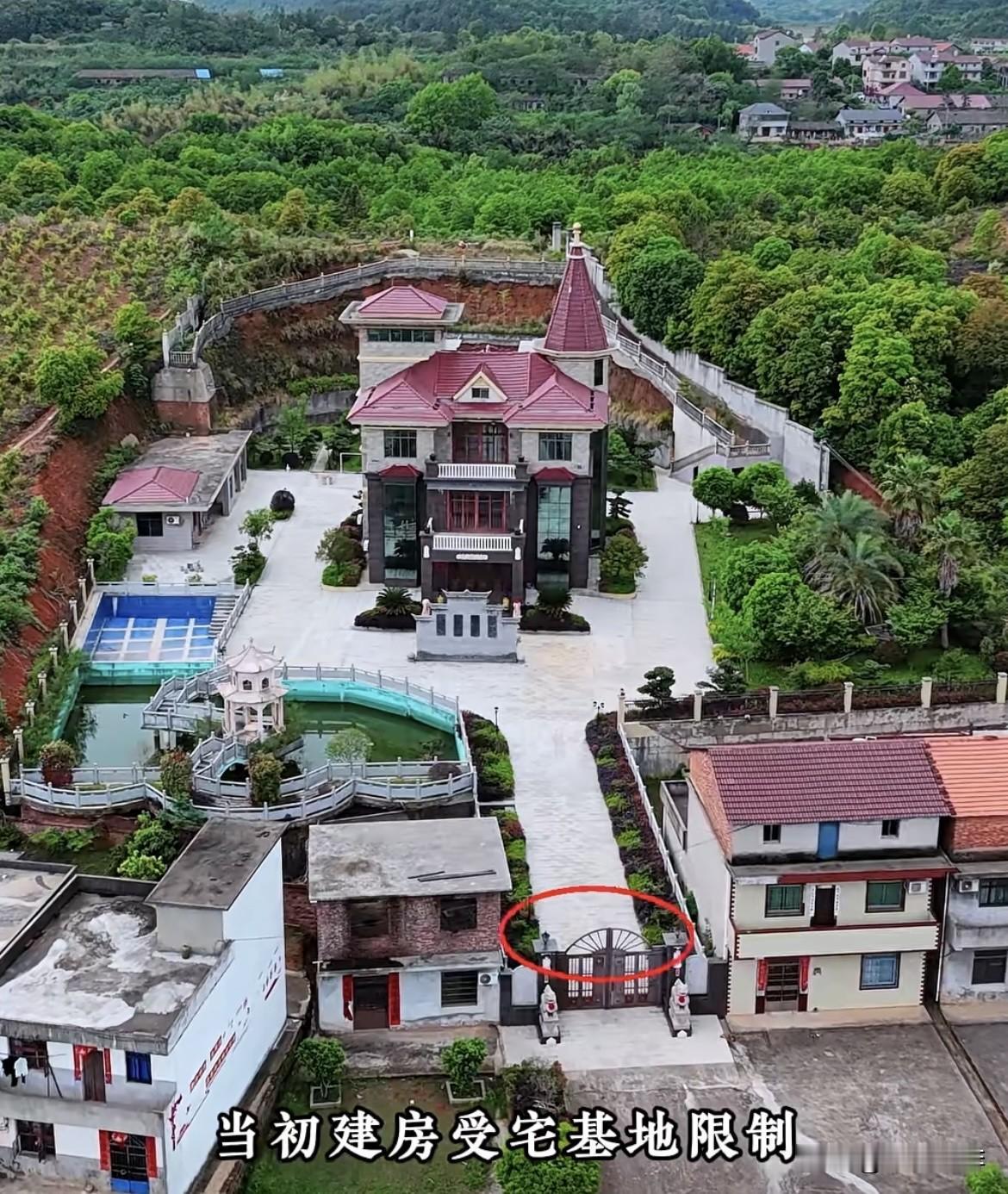 当初建房受宅基地限制，我主动拿出30万想买邻居的地，无奈邻居拒绝不肯相让。于