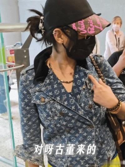 张柏芝Lucas都长大了衣服还能穿一晃眼Lucas都长成高大青年了，再看张柏