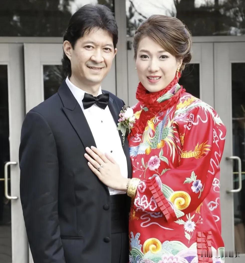 大家总在说钟嘉欣老公的颜值，可我真觉得婚后她展现出来的幸福感以及很满足的状态，就