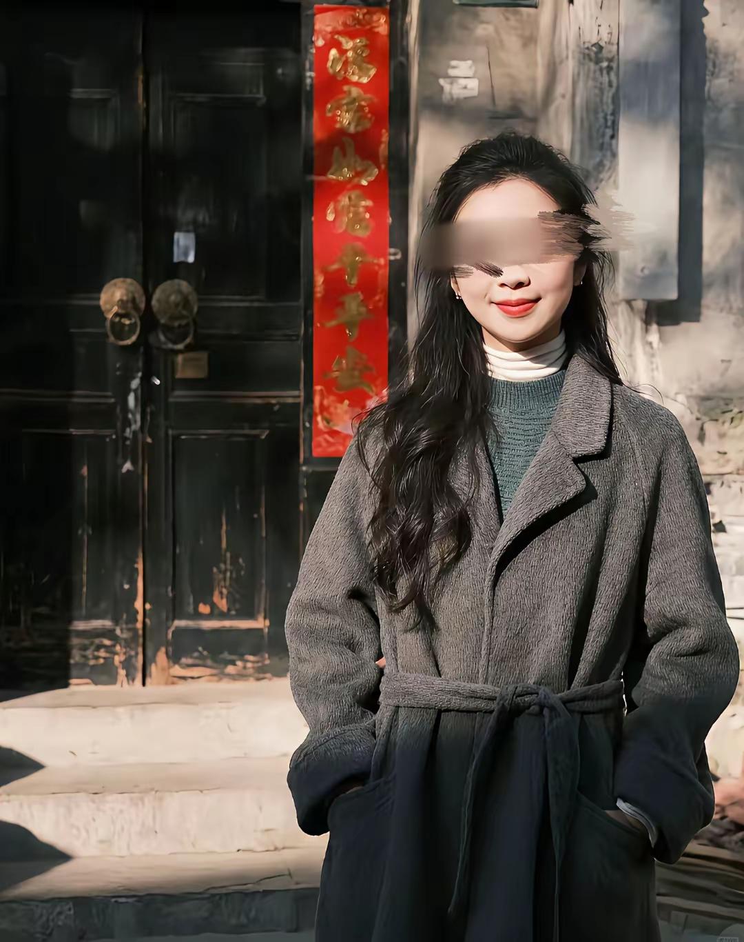 最近炸串摊主胡女士的事，让人心里堵得慌。一个女人独自守着炸串小摊整整六年，起早