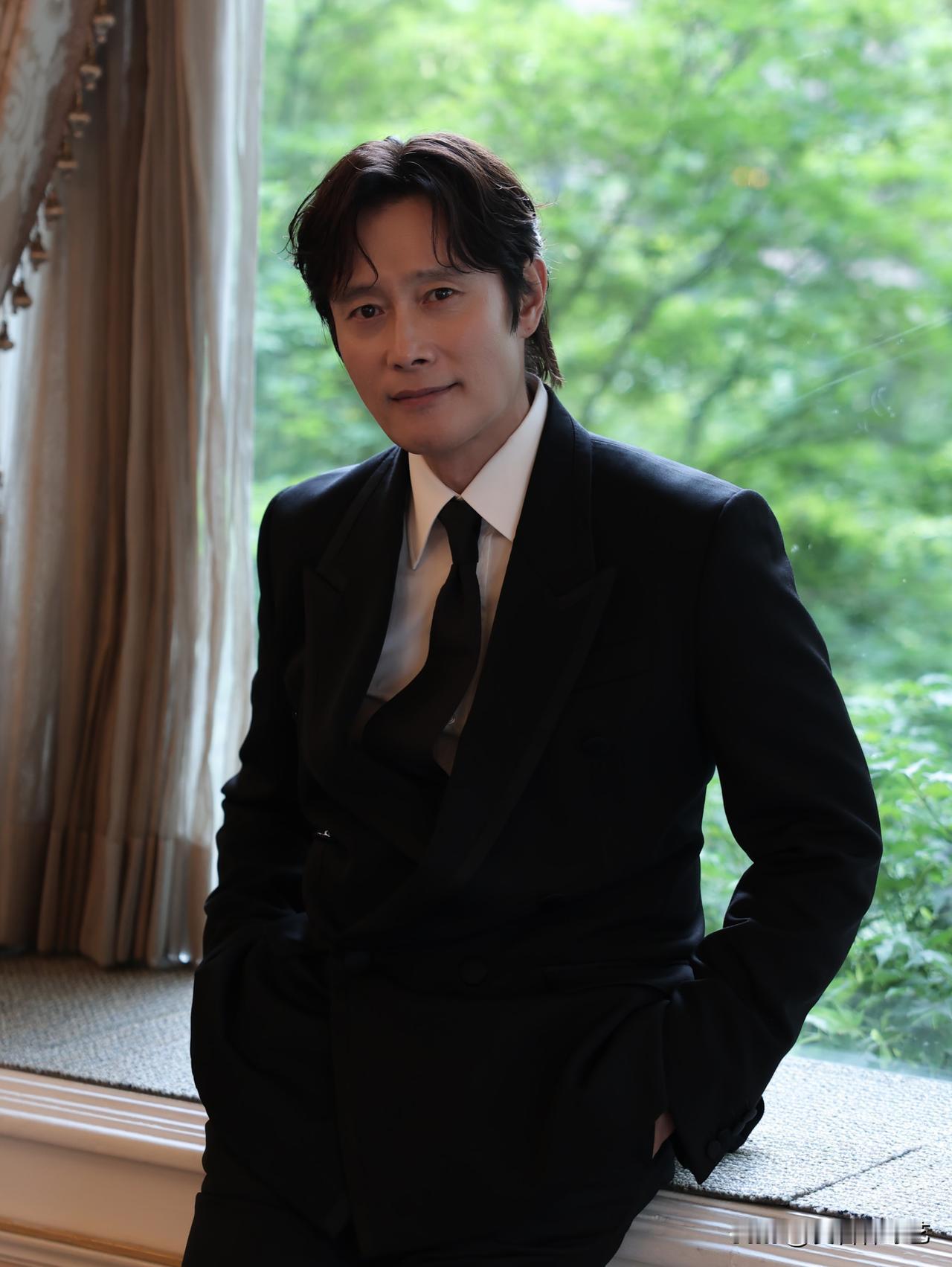 28日，演员李秉宪在Instagram上传了多张照片。照片中，李秉宪身穿剪裁高级