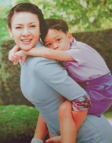 年龄大了的西拉米看起来也没那么美，年轻的颂妃颜值也还行。十八无丑女，人老色会衰。