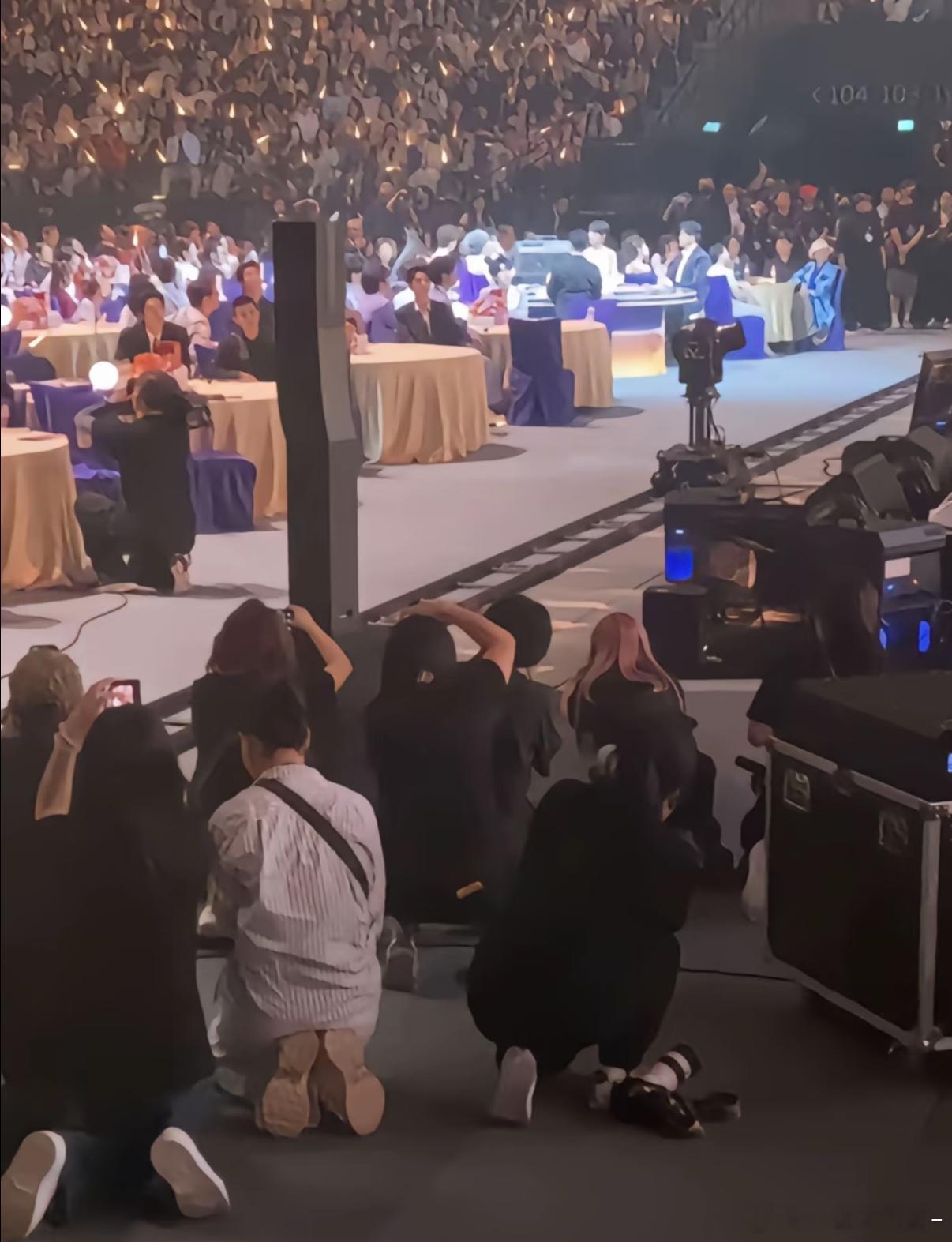 卧槽大湾区晚会前面跪了一排在拍肖战​​​